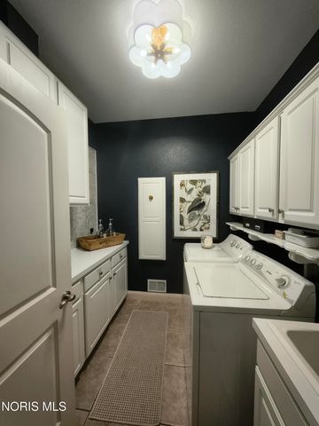 2942 Lexington Glen Boulevard, Monclova, OH 43542