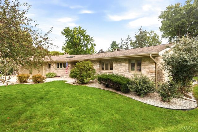 810 Fairway Drive, Saginaw Twp, MI 48638