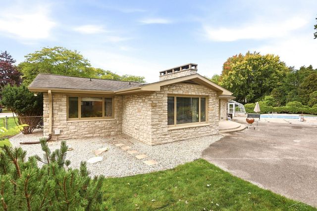 810 Fairway Drive, Saginaw Twp, MI 48638