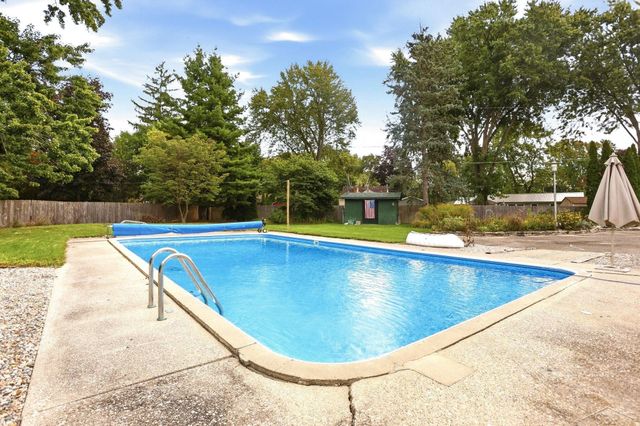 810 Fairway Drive, Saginaw Twp, MI 48638