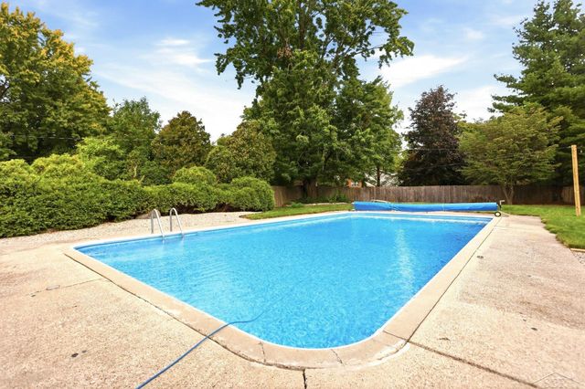 810 Fairway Drive, Saginaw Twp, MI 48638
