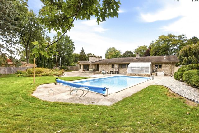 810 Fairway Drive, Saginaw Twp, MI 48638