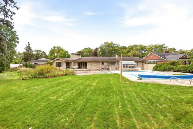 810 Fairway Drive, Saginaw Twp, MI 48638