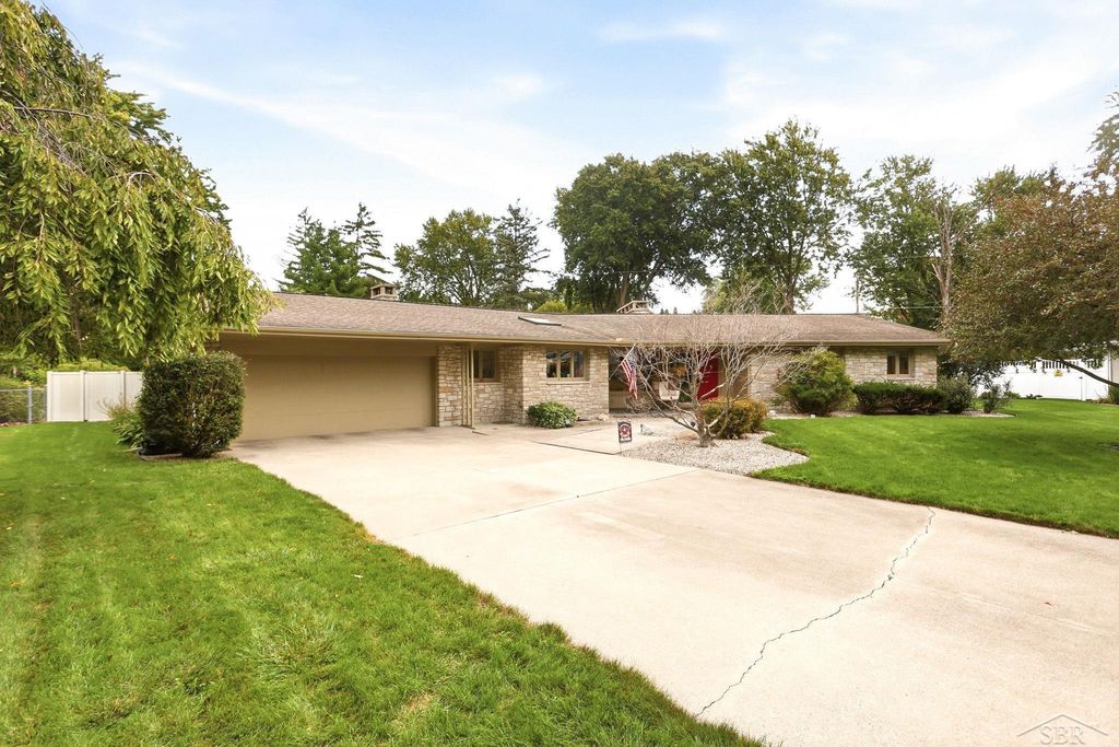 810 Fairway Drive, Saginaw Twp, MI 48638
