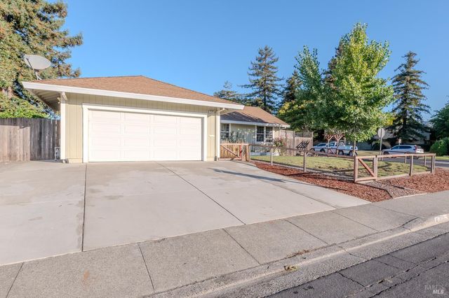 978 Eleanor Ave, Rohnert Park, CA 94928