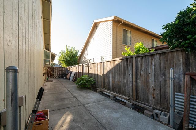 978 Eleanor Ave, Rohnert Park, CA 94928