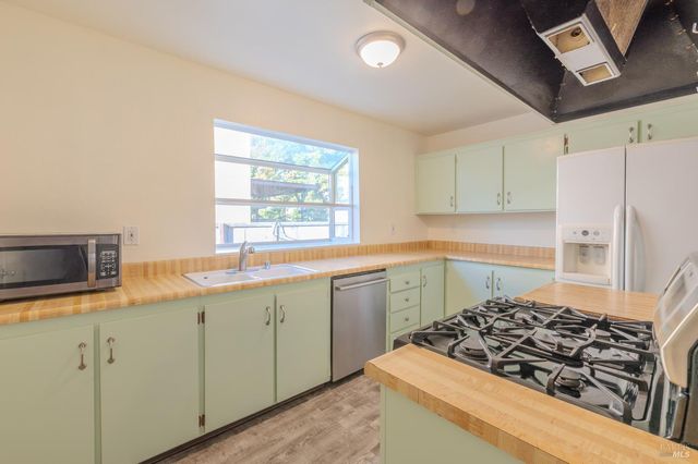 978 Eleanor Ave, Rohnert Park, CA 94928