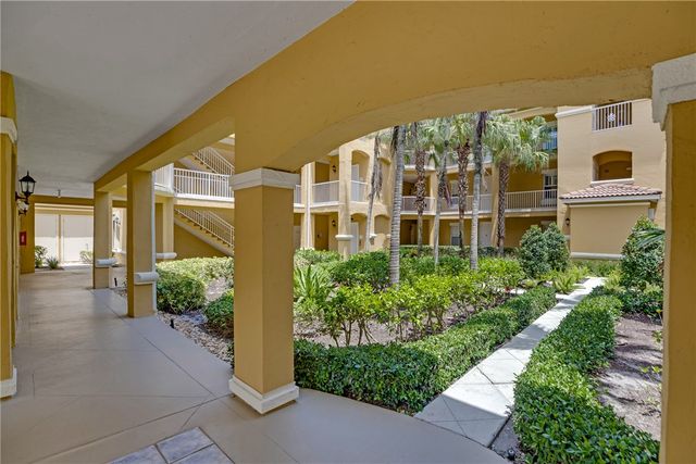 5045 Fairways Circle D306, Vero Beach, FL 32967