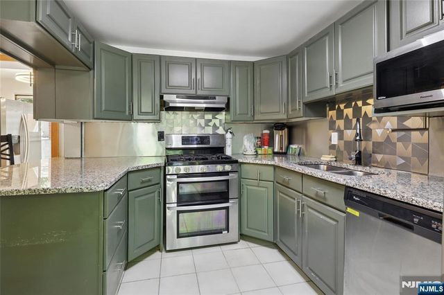 796 Old Newbridge Road, Teaneck, NJ 07666