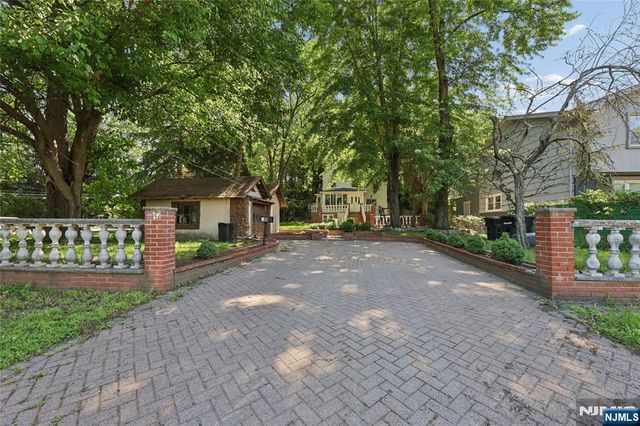 796 Old Newbridge Road, Teaneck, NJ 07666