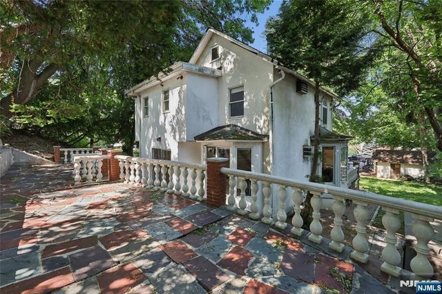 796 Old Newbridge Road, Teaneck, NJ 07666