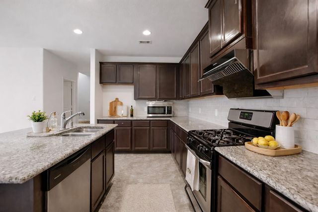 166 Meadow Grove Drive, Conroe, TX 77384