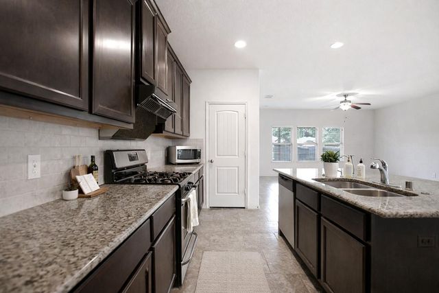 166 Meadow Grove Drive, Conroe, TX 77384