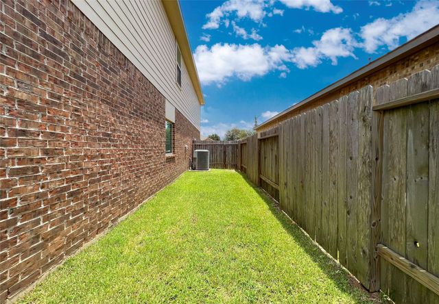 166 Meadow Grove Drive, Conroe, TX 77384