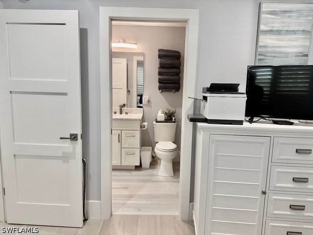 225 5th AVE S 103, Naples, FL 34102