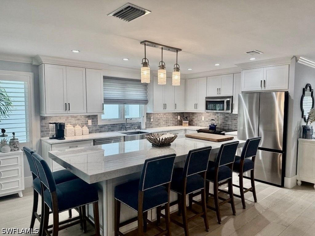 225 5th AVE S 103, Naples, FL 34102