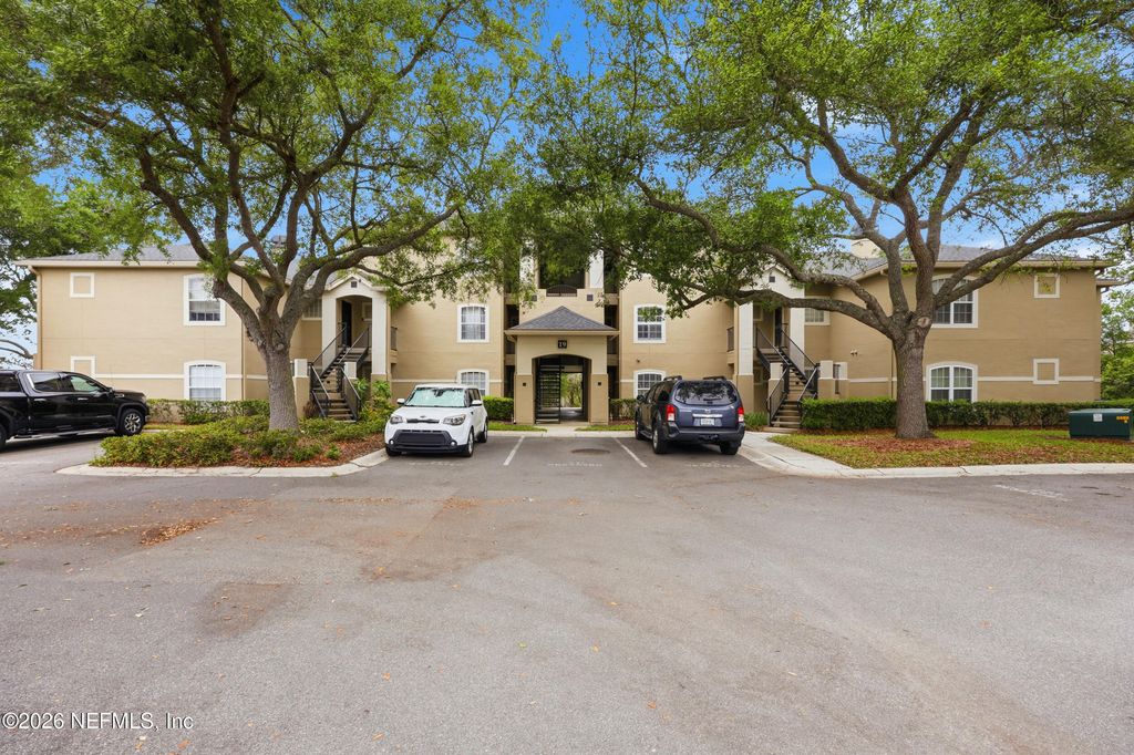 1701 THE GREENS Way 1913, Jacksonville Beach, FL 32250