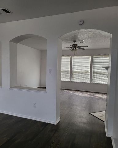 513 Pineview Lane, Fort Worth, TX 76140