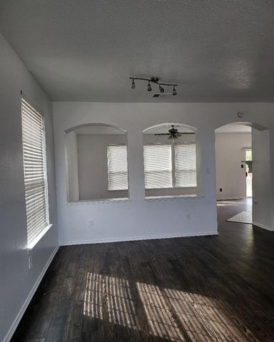 513 Pineview Lane, Fort Worth, TX 76140