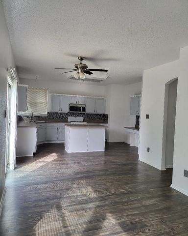 513 Pineview Lane, Fort Worth, TX 76140