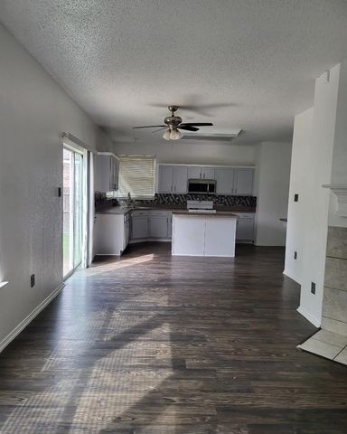 513 Pineview Lane, Fort Worth, TX 76140