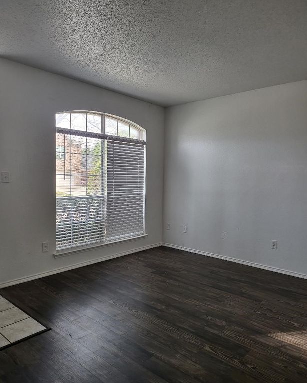 513 Pineview Lane, Fort Worth, TX 76140