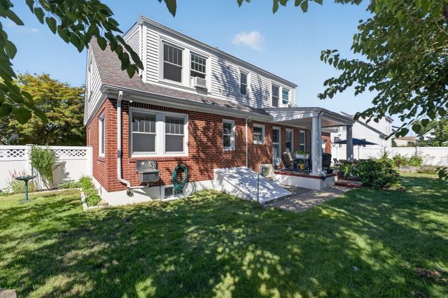 10 West St, New Bedford, MA 02740