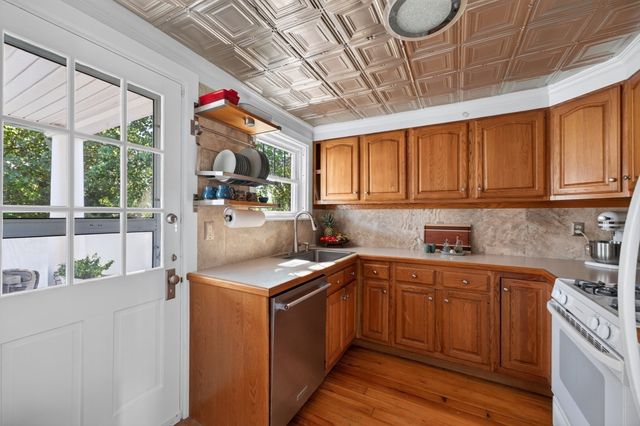 10 West St, New Bedford, MA 02740