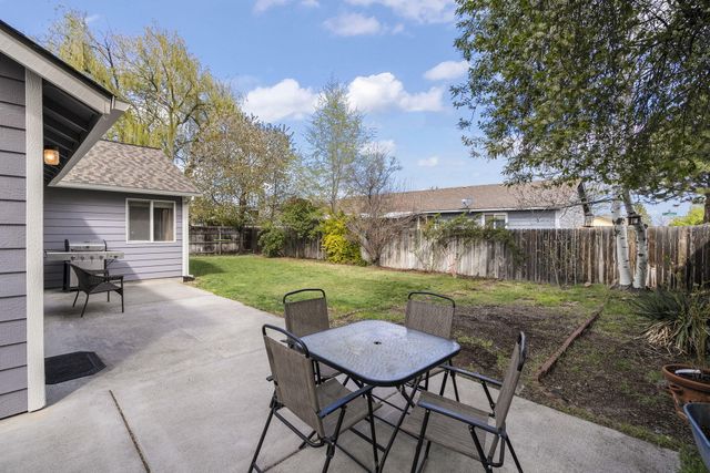 2813 SW Volcano Court, Redmond, OR 97756