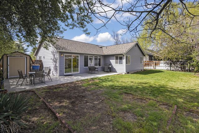 2813 SW Volcano Court, Redmond, OR 97756