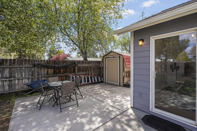 2813 SW Volcano Court, Redmond, OR 97756