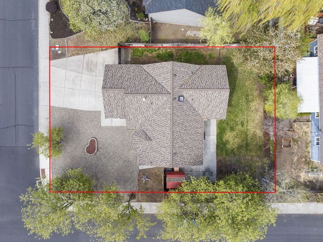 2813 SW Volcano Court, Redmond, OR 97756