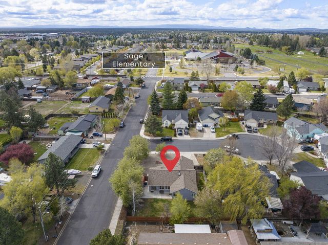 2813 SW Volcano Court, Redmond, OR 97756