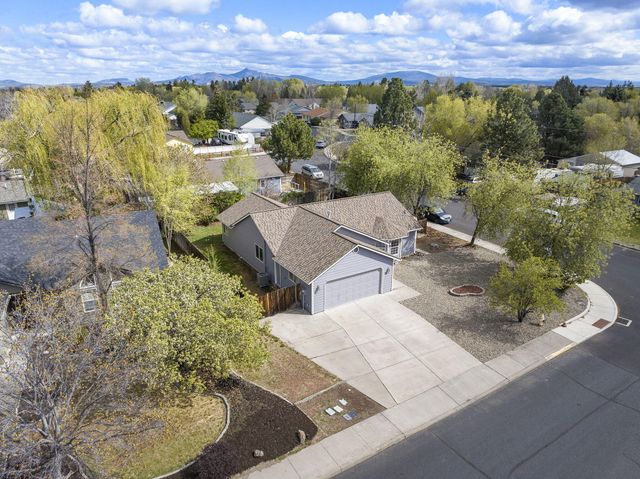 2813 SW Volcano Court, Redmond, OR 97756