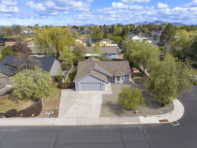 2813 SW Volcano Court, Redmond, OR 97756