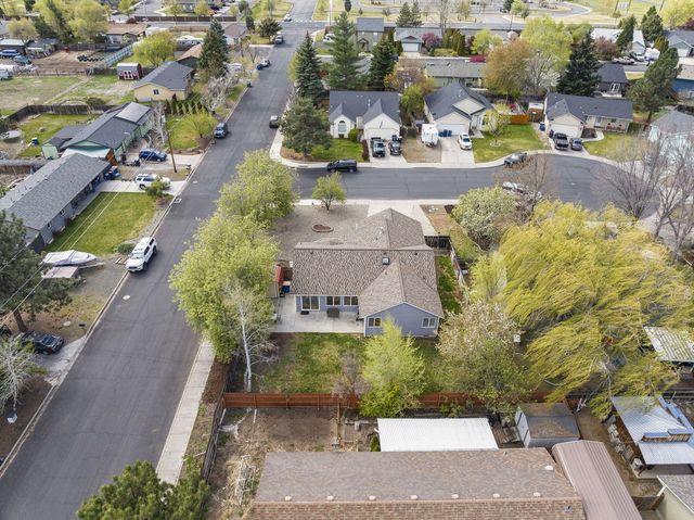 2813 SW Volcano Court, Redmond, OR 97756