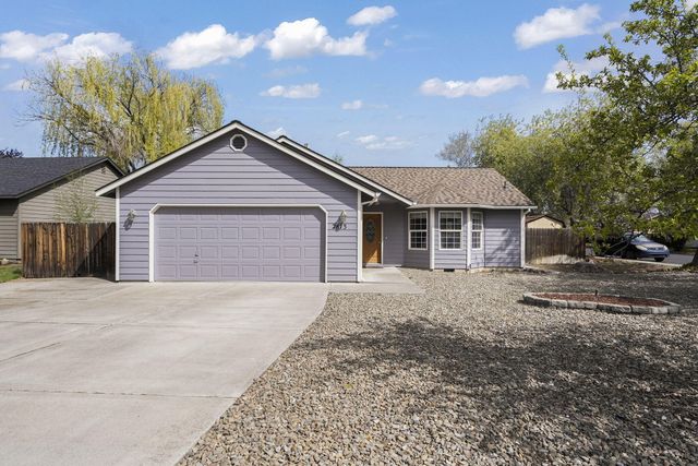 2813 SW Volcano Court, Redmond, OR 97756