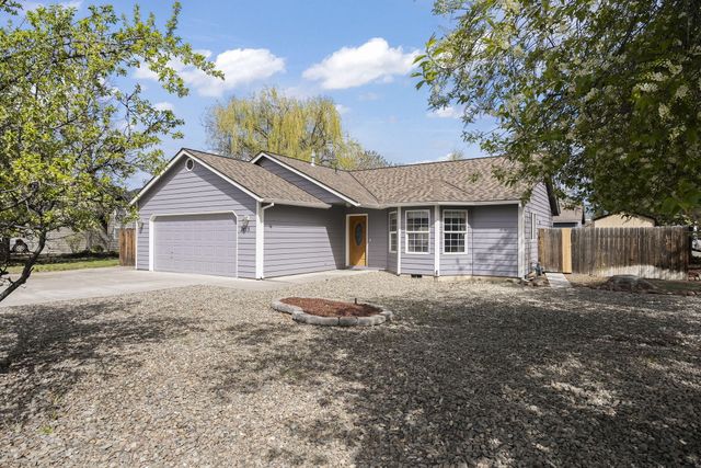 2813 SW Volcano Court, Redmond, OR 97756