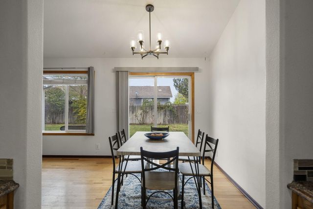 2813 SW Volcano Court, Redmond, OR 97756