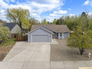2813 SW Volcano Court, Redmond, OR 97756