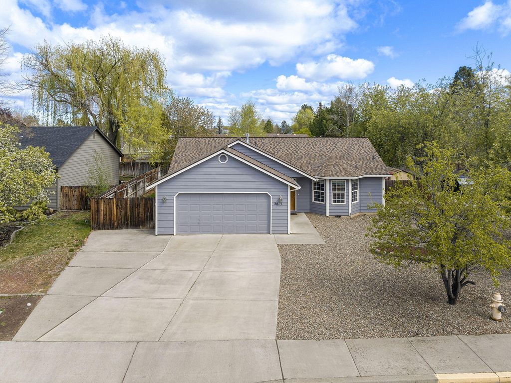 2813 SW Volcano Court, Redmond, OR 97756