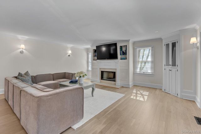 18 Landing Lane, East Quogue, NY 11942