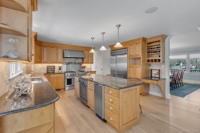 18 Landing Lane, East Quogue, NY 11942