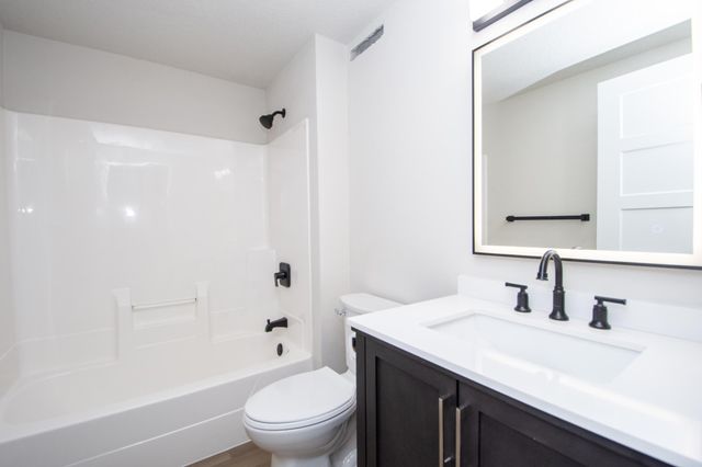 1824 56th Avenue S, Fargo, ND 58104