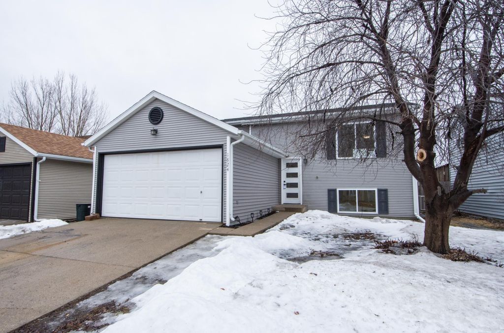 1824 56th Avenue S, Fargo, ND 58104