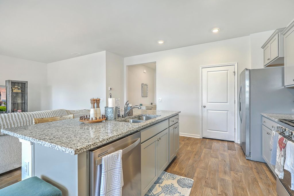 Image 11 of property listing at 124 Lagoona Drive, Summerville, SC 29483