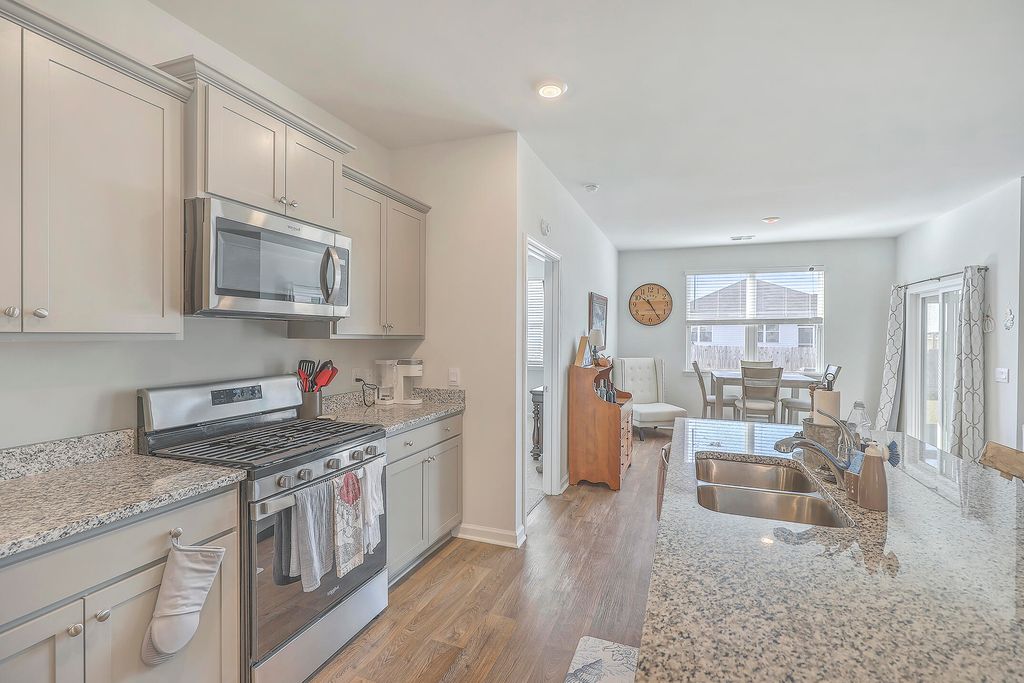 Image 12 of property listing at 124 Lagoona Drive, Summerville, SC 29483