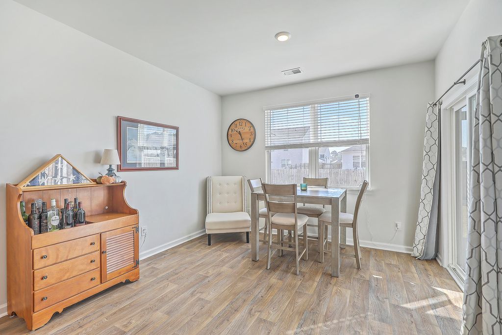 Image 15 of property listing at 124 Lagoona Drive, Summerville, SC 29483