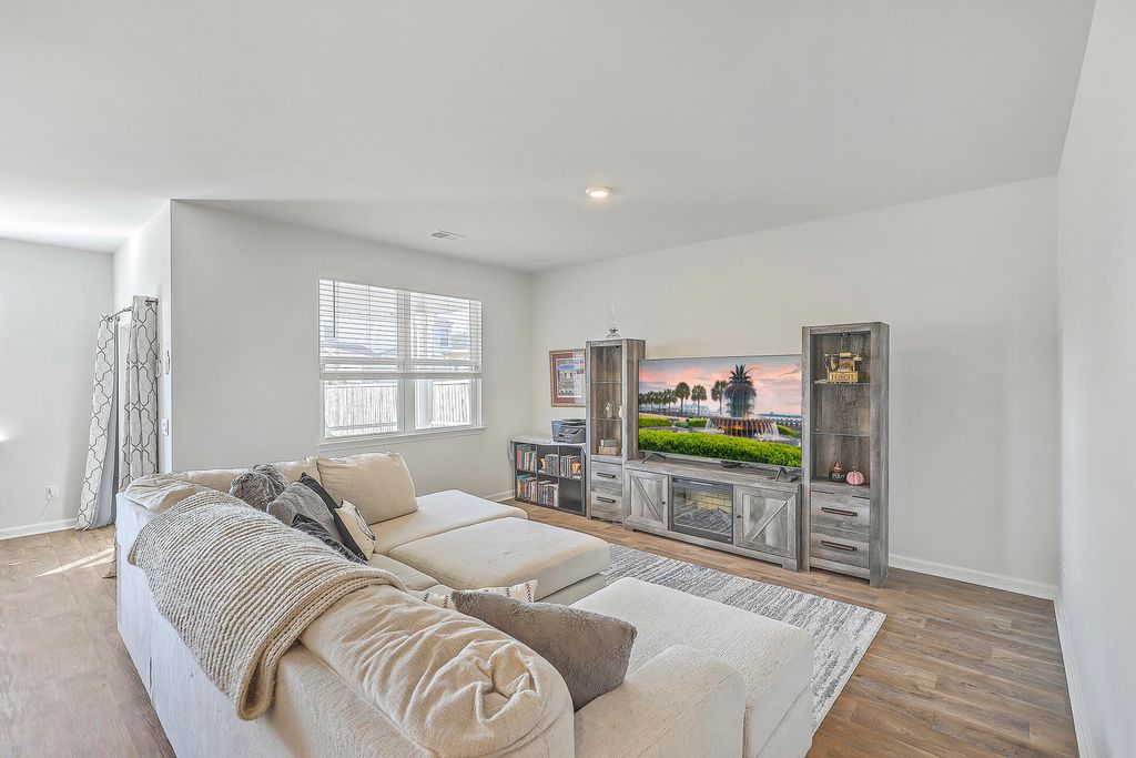 Image 3 of property listing at 124 Lagoona Drive, Summerville, SC 29483