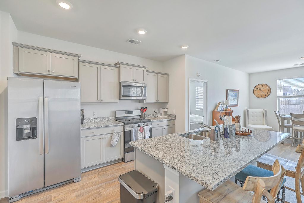 Image 4 of property listing at 124 Lagoona Drive, Summerville, SC 29483